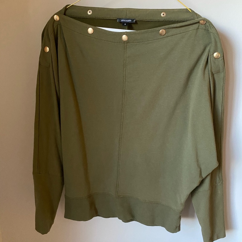 Versatile Green Sweatshirt